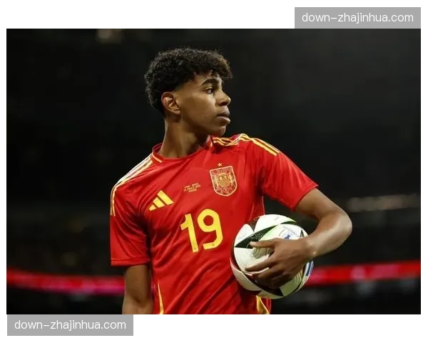 特写：伤病归来，佩德里在训练场加练至夜幕降临