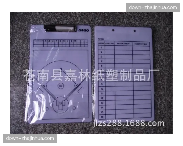 特写:终场哨响,阿莱格里凝视记分牌,手中紧握战术板 特写:终场哨响,阿莱格里凝视记分牌,手中紧握战术板